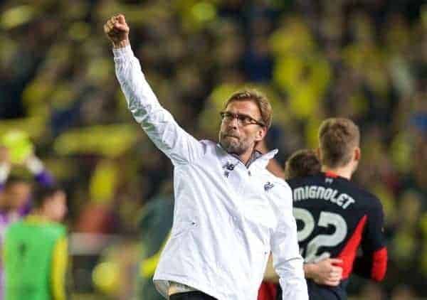 VILLRREAL, ESPAGNE - Jeudi 28 Avril, 2016: le manager de Liverpool Jrgen Klopp salue les supporters en déplacement après la blessure à temps défaite 1-0 aux mains de Villarreal CF lors du match de l'UEFA Europa League 1ère demi-finale Leg au Estadio El Madrigal.  (Pic par David Rawcliffe / Propagande)