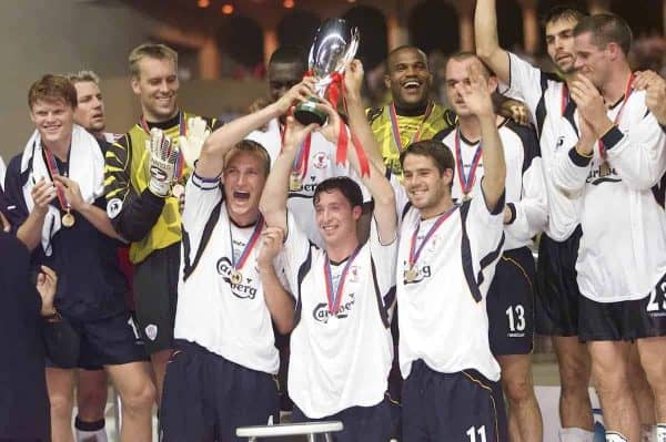 MONACO, FRANCE - Friday, August 24, 2001: Liverpool's three captains Sami Hyypia (left), Robbie Fowler (centre) and Jamie Redknapp (right) lift the UEFA Super Cup after beating Bayern Munich 3-2 during the UEFA Super Cup Final at the Stade Louis II. Also pictured L-R: John Arne Riise, Stephane Henchoz, goalkeeper Sander Westerveld, Emile Heskey, goalkeeper Pegguy Arphexad, Danny Murphy, Marcus Babbel and Jamie Carragher. (Pic by David Rawcliffe/Propaganda)