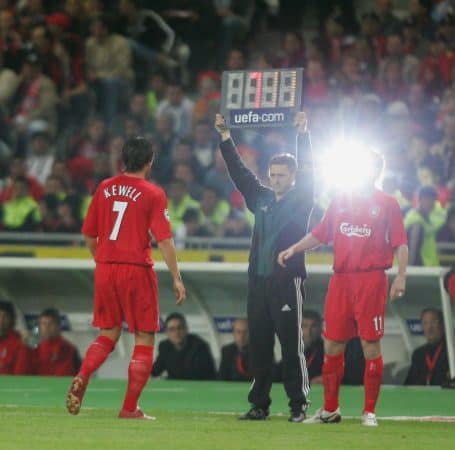 ISTANBUL, TURKEY - WEDNESDAY, MAY 25th, 2005: Liverpool's Harry Kewell is substituted by Vladimir Smicer against AC Milan during the UEFA Champions League Final at the Ataturk Olympic Stadium, Istanbul. (Pic by David Rawcliffe/Propaganda)