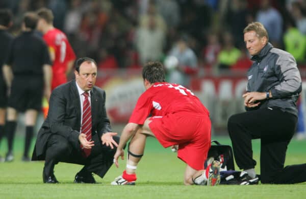 ISTANBUL, TURKEY - WEDNESDAY, MAY 25th, 2005: Liverpool's manager Rafael Benitez talks to Vladimir Smicer as the game goes into extra time against AC Milan during the UEFA Champions League Final at the Ataturk Olympic Stadium, Istanbul. (Pic by David Rawcliffe/Propaganda)