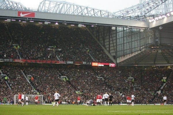 MANCHESTER, ENGLAND - SUNDAY, JANUARY 22nd, 2006: Liverpool and Manchester United during the Premiership match at Old Trafford. (Pic by David Rawcliffe/Propaganda)