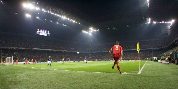 MILAN, ITALY - Tuesday, March 10, 2008: Liverpool's captain Steven Gerrard MBE takes a corner during the UEFA Champions League First knockout Round 2nd Leg match against FC Internazionale Milano at the San Siro. (Pic by Carlo Baroncini/Propaganda)