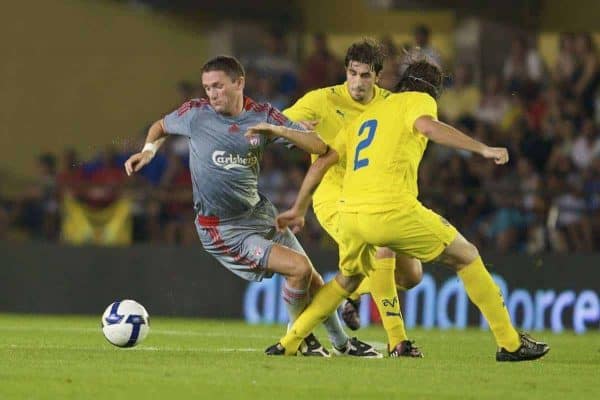 VILLARREAL, SPAIN - Wednesday, July 30, 2008: Liverpool's Robbie Keane in action against Villarreal during a friendly match at the Madrigal Stadium. (Photo by David Rawcliffe/Propaganda)