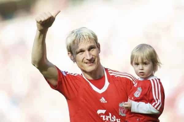 LIVERPOOL, ENGLAND - Sunday, May 24, 2009: Liverpool's Sami Hyypia, holding his son, waves goodbye the the Anfield crowd after a decade of service for the Reds. Liverpool defeated Tottenham Hotspur 3-1 on the final day of the Premiership season to finish second in the League. (Photo by: David Rawcliffe/Propaganda)