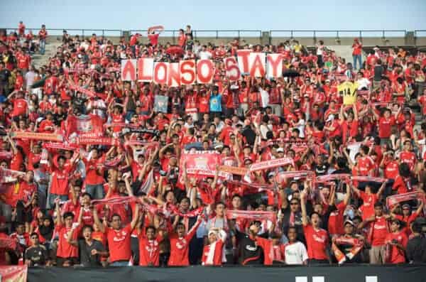 SINGAPORE, SINGAPORE - Sunday, July 26, 2009: Liverpool supporters plead with Xabi Alonso to stay during a preseason friendly against Singapore at the Singapore National Stadium. (Pic by David Rawcliffe/Propaganda)