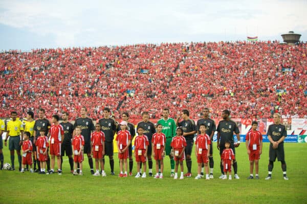 SINGAPORE, SINGAPORE - Sunday, July 26, 2009: Liverpool players line-up before a preseason friendly at the Singapore National Stadium. L-R: Jamie Carragher, Javier Mascherano, Daniel Agger, Mikel San Jose Dominguez, Yossi Benayoun, Lucas Leiva, goalkeeper Diego Cavalieri, Philipp Degen, David Ngog, Damien Plessis, Ryan Babel, Andriy Voronin. (Pic by David Rawcliffe/Propaganda)