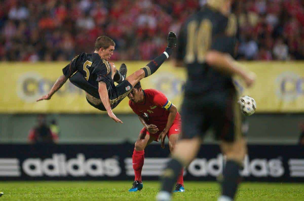 SINGAPORE, SINGAPORE - Sunday, July 26, 2009: Liverpool's Daniel Agger in action against Singapore during a preseason friendly at the Singapore National Stadium. (Pic by David Rawcliffe/Propaganda)