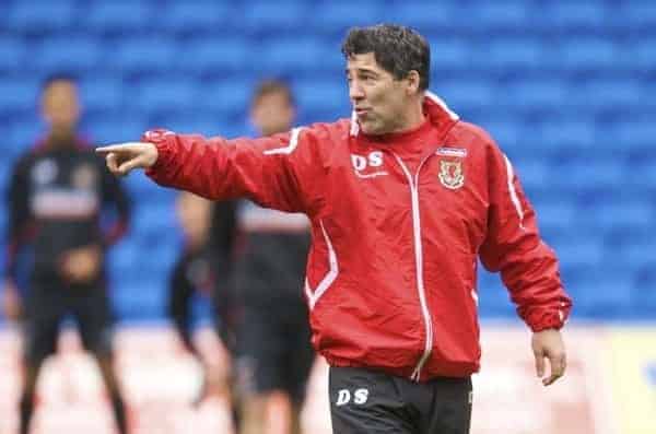 CARDIFF, WALES - Thursday, November 12, 2009: Wales' assistant coach Dean Saunders during training at the Cardiff City Stadium ahead of the international friendly match against Scotland. (Pic by David Rawcliffe/Propaganda)