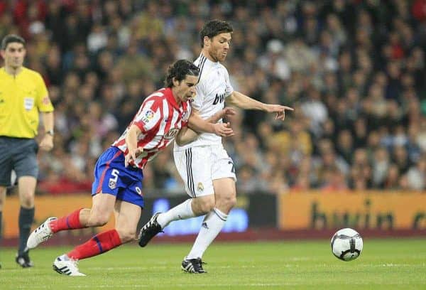 MADRID, SPAIN - Sunday, March 28, 2010: Real Madrid Club de Futbol's Xabi Alonso and Club Atletico de Madrid's Tiago Mendes during the La Liga Primera Division Madrid Derby match at the Estadio Santiago Bernabeu. (Pic by Hoch Zwei/Sprimont Press/Propaganda)