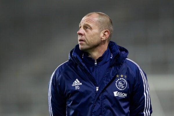 ST HELENS, INGLATERRA - Miércoles 14 de marzo de 2012: Fred Grim, entrenador en jefe del AFC Ajax, antes del partido de semifinales de la serie NextGen contra Liverpool en Langtree Park. (Foto de Vegard Grott/Propaganda)