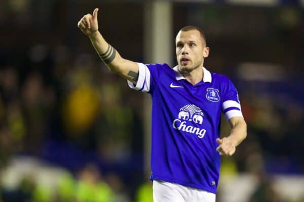 LIVERPOOL, ENGLAND - Saturday, January 11, 2014: Everton's John Heitinga applauds the supporters after his side's 2-0 victory over Norwich City during the Premiership match at Goodison Park. (Pic by David Rawcliffe/Propaganda)