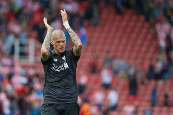 STOKE-ON-TRENT, ANGLICKO – NEDEĽA 9. AUGUSTA 2015: Liverpoolčan Martin Škrtel tlieska fanúšikom počas ich víťazstva 1:0 nad Stoke City počas zápasu Premier League na štadióne Britannia.  (Foto: David Rawcliffe/Publicity)