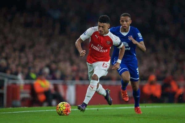 LONDON, ENGLAND - Saturday, October 24, 2015: Arsenal's Alex Oxlade-Chamberlain in action against Everton during the Premier League match at the Emirates Stadium. (Pic by David Rawcliffe/Propaganda)