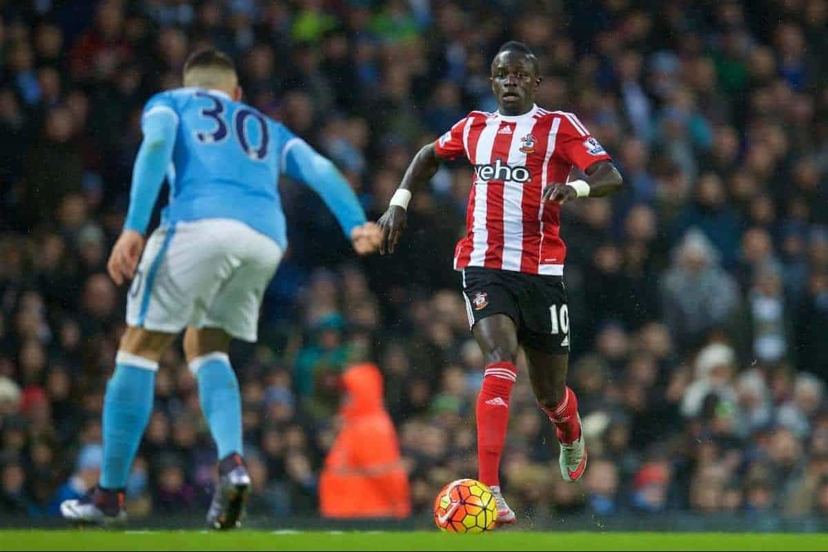 MANCHESTER, ENGLAND - Saturday, November 28, 2015: Southampton's Sadio Mane in action against Manchester City during the Premier League match at the City of Manchester Stadium. (Pic by David Rawcliffe/Propaganda)