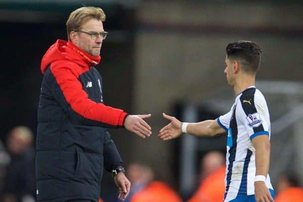 NEWCASTLE-UPON-TYNE, ENGLAND - Sunday, December 6, 2015: Liverpool's manager Jürgen Klopp shakes hands with Newcastle United's Ayoze Perez after the 2-0 defeat during the Premier League match at St. James' Park. (Pic by David Rawcliffe/Propaganda)