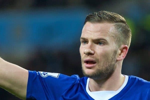 MANCHESTER, ENGLAND - Wednesday, January 27, 2016: Everton's Tom Cleverley in action against Manchester City during the Football League Cup Semi-Final 2nd Leg match at the City of Manchester Stadium. (Pic by David Rawcliffe/Propaganda)