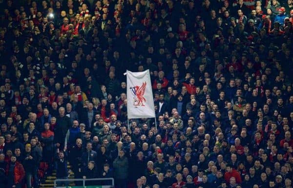 LIVERPOOL, ENGLAND – Samstag, 6. Februar 2016: Liverpool-Fans verlassen in der 77. Minute das Stadion, um gegen den Ticketpreis von 77 £ während des Premier-League-Spiels gegen Sunderland in Anfield zu protestieren. (Bild von David Rawcliffe/Propaganda)