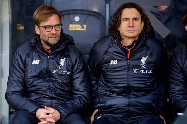 KINGSTON-UPON-HULL, ANGLETERRE - Samedi 4 février 2017 : le manager de Liverpool Jürgen Klopp avec le directeur adjoint Zeljko Buvac et l'entraîneur de la première équipe Peter Krawietz avant le match de FA Premier League contre Hull City au stade KCOM.  (Photo de David Rawcliffe/Propagande)