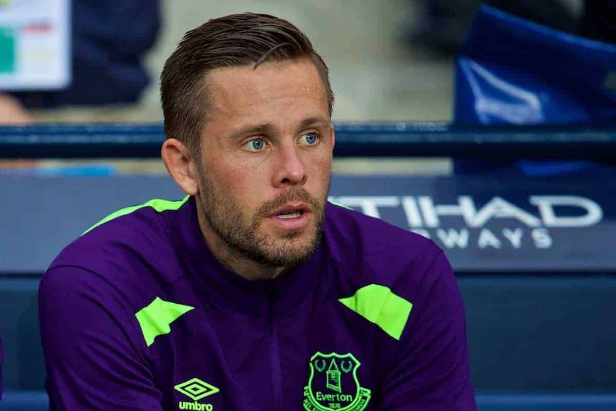 MANCHESTER, ENGLAND - Monday, August 21, 2017: Everton's substitutes Davy Klaassen and Glyfi Sigurdsson during the FA Premier League match between Manchester City and Everton at the City of Manchester Stadium. (Pic by David Rawcliffe/Propaganda)