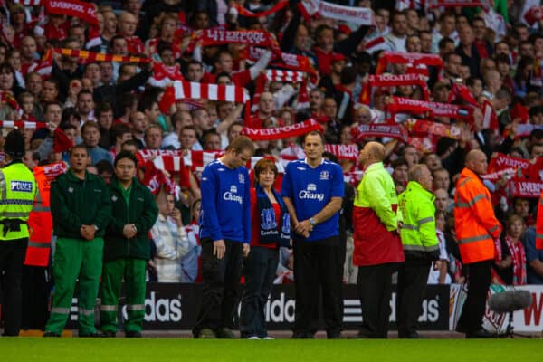 Liverpool, England - Tuesday, August 28, 2007: Fans observe a minutes applause for mudered young Everton fan Rhys Jones, as his parents Stephen and Melanie and their son Owen (L) look on prior to the UEFA Champions League Qualifier third round, second leg match between Liverpool and Toulouse at Anfield. (Photo by David Rawcliffe/Propaganda)