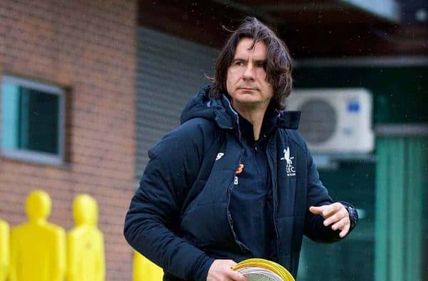 LIVERPOOL, ANGLETERRE - Lundi 23 avril 2018 : 23 avril 2018 : le directeur adjoint de Liverpool Zeljko Buvac lors d'une session de formation au terrain d'entraînement de Melwood avant le match aller de la demi-finale de la Ligue des Champions entre le Liverpool FC et l'AS Roma.  (Photo de David Rawcliffe/Propagande)