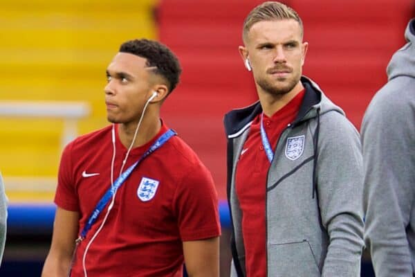 MOSCOW, NGA - Thứ Ba, ngày 3 tháng 7 năm 2018: Các cầu thủ Liverpool của Anh Trent Alexander-Arnold và Jordan Henderson trong trận đấu Vòng 16 FIFA World Cup Russia 2018 giữa Colombia và Anh tại Sân vận động Spartak.  (Ảnh của David Rawcliffe / Tuyên truyền)