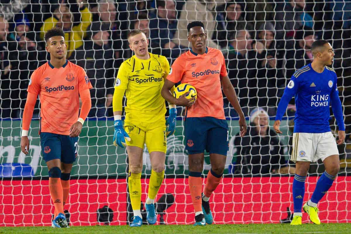 LEICESTER, ENGLAND - Sunday, December 1, 2019: Everton's (L-R)  Mason Holgate, goalkeeper Jordan Pickford and Yerry Mina look dejected as Leicester City score an equalising goal during the FA Premier League match between Leicester City FC and Everton FC at the King Power Stadium. Leicester City won 2-1. (Pic by David Rawcliffe/Propaganda)
