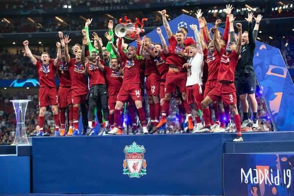 MADRID, ESPAÑA - SÁBADO, 1 DE JUNIO DE 2019: El capitán del Liverpool, Jordan Henderson, levanta el trofeo después del partido final de la Liga de Campeones de la UEFA entre el Tottenham Hotspur FC y el Liverpool FC en el Estadio Metropolitano.  El Liverpool ganó 2-0 para conquistar su sexta Copa de Europa.  (Foto de Peter Makadi/Propaganda)