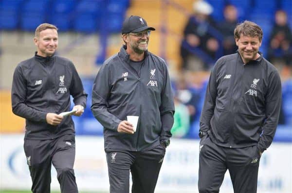 BIRKENHEAD, ANGLETERRE - Jeudi 11 juillet 2019 : le manager de Liverpool Jürgen Klopp (C) avec l'entraîneur de développement de la première équipe Pepijn Lijnders (L) et le directeur adjoint Peter Krawietz (R) avant un match amical d'avant-saison entre Tranmere Rovers FC et Liverpool FC à Prenton Park.  (Photo de David Rawcliffe/Propagande)