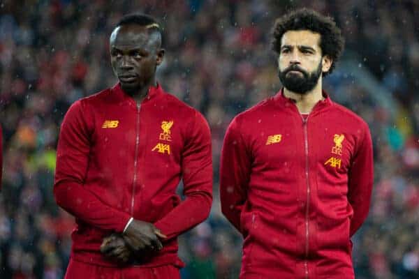 LIVERPOOL, INGLATERRA - Miércoles, 11 de marzo de 2020: Sadio Mané (L) y Mohamed Salah de Liverpool se alinean antes del partido de 2ª pierna de la Liga de Campeones de la UEFA de 16 entre el Liverpool FC y el Club Atlético de Madrid en Anfield.  (Foto de David Rawcliffe/Propaganda)