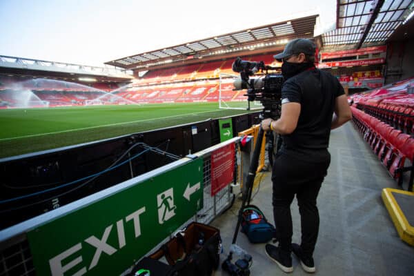 LIVERPOOL, ENGLAND - MITTWOCH, 24. JUNI 2020: LFC.TV-Kameramann Miles Fitzpatrick während des Spiels der englischen Premier League zwischen dem FC Liverpool und Crystal Palace in Anfield.  Das Spiel wurde aufgrund der Social-Distancing-Gesetze der britischen Regierung während der Coronavirus-COVID-19-Pandemie hinter verschlossenen Türen ausgetragen.  (Bild von David Rawcliffe/Propaganda)