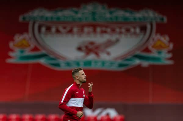 Liverpool, England - Samstag, 12. September 2020: Liverpool-Kapitän Jordan Henderson, der die Nationalhymnenjacke trägt, führt sein Team vor dem Premier-League-Auftakt zwischen Liverpool und Leeds United an der Anfield Road.  Das Spiel wurde aufgrund der Gesetze der britischen Regierung zur sozialen Distanzierung während der COVID-19-Coronavirus-Pandemie hinter verschlossenen Türen gespielt.  Liverpool gewann 4:3.  (Bild David Rawcliffe/Werbung)