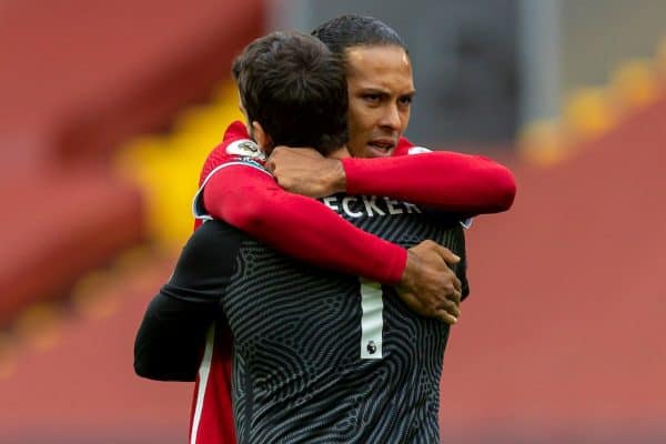 LIVERPOOL, ANGLETERRE - Samedi 12 septembre 2020: Virgil van Dijk (R) de Liverpool embrasse le gardien Alisson Becker avant le match d'ouverture de la FA Premier League entre Liverpool FC et Leeds United FC à Anfield.  Le jeu a été joué à huis clos en raison des lois de distanciation sociale du gouvernement britannique pendant la pandémie de coronavirus COVID-19.  Liverpool a gagné 4-3.  (Photo par David Rawcliffe / Propagande)