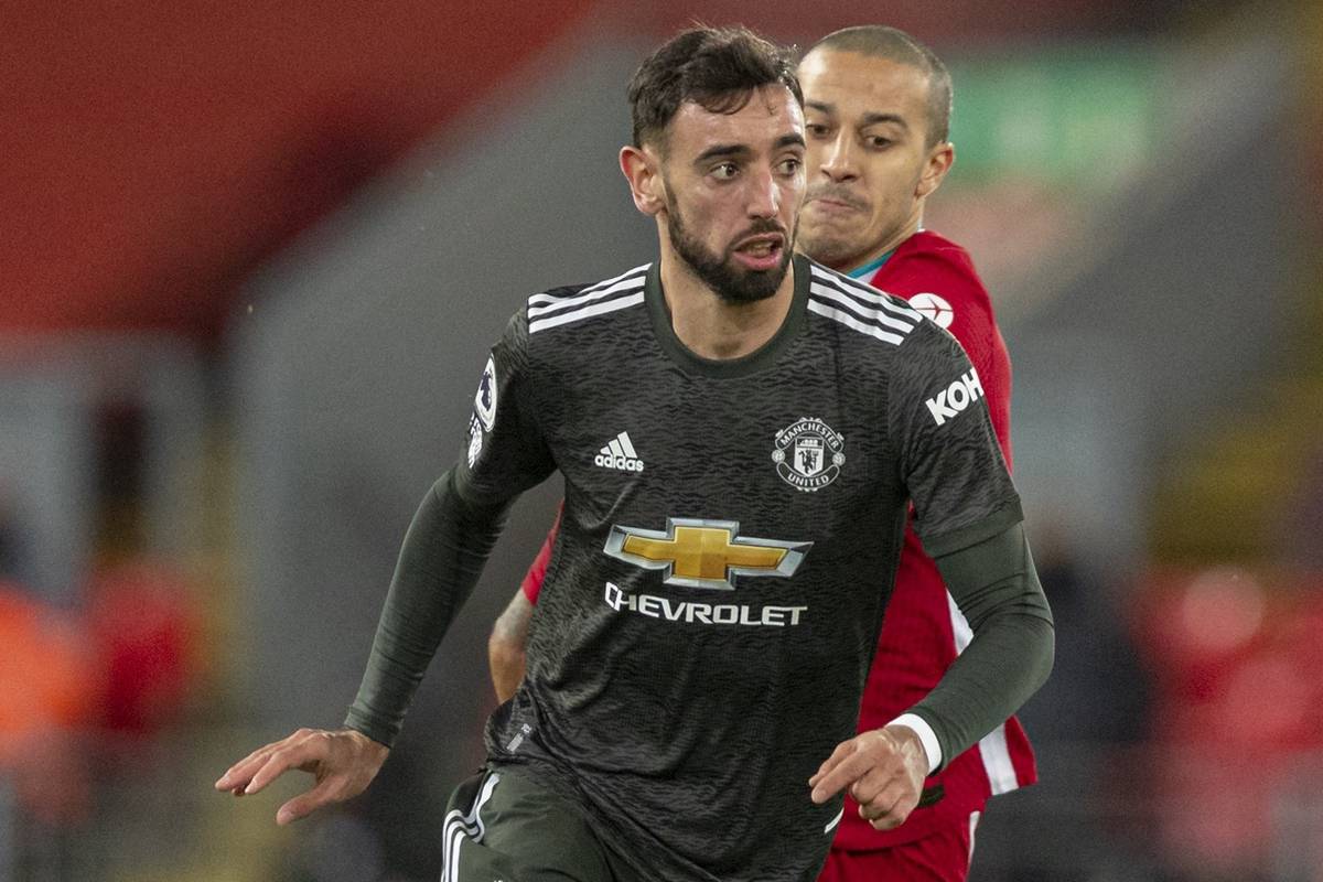 LIVERPOOL, ENGLAND - Sunday, January 17, 2021: Manchester United's Bruno Fernandes (L) and Liverpool's Thiago Alcantara during the FA Premier League match between Liverpool FC and Manchester United FC at Anfield. The game ended in a 0-0 draw. (Pic by David Rawcliffe/Propaganda)