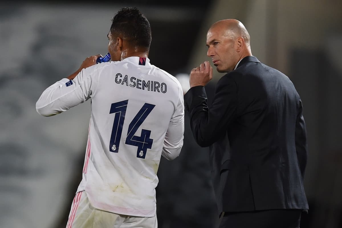 MADRID, SPAIN - Tuesday, April 6, 2021: Real Madrid's head coach Zine?dine Zidane speaks with Carlos Henrique Casimiro during the UEFA Champions League Quarter-Final 1st Leg game between Real Madird CF and Liverpool FC at the Estadio Alfredo Di Stefano. (Pic by Propaganda)