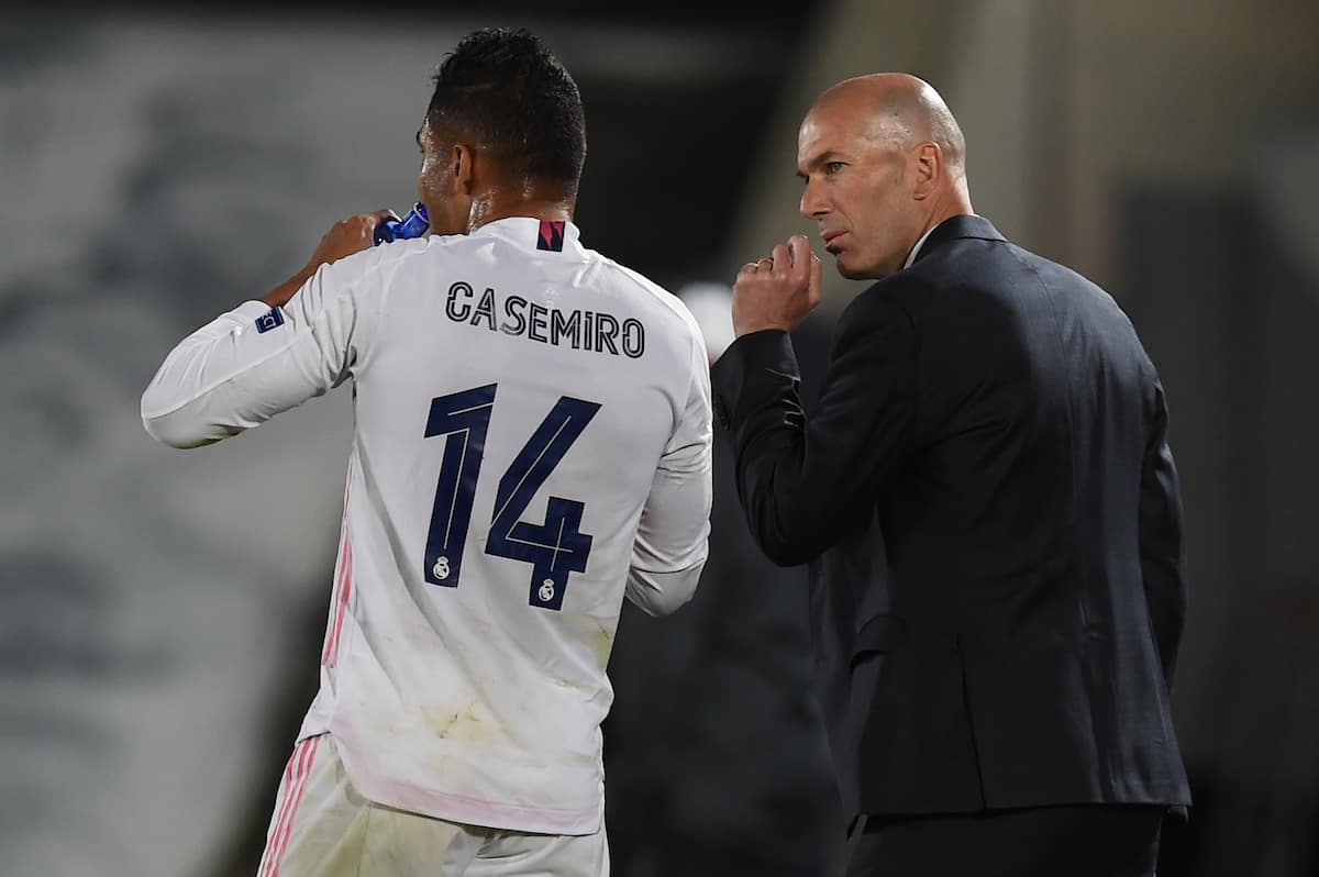 MADRID, SPAIN - Tuesday, April 6, 2021: Real Madrid's head coach Zine?dine Zidane speaks with Carlos Henrique Casimiro during the UEFA Champions League Quarter-Final 1st Leg game between Real Madird CF and Liverpool FC at the Estadio Alfredo Di Stefano. (Pic by Propaganda)