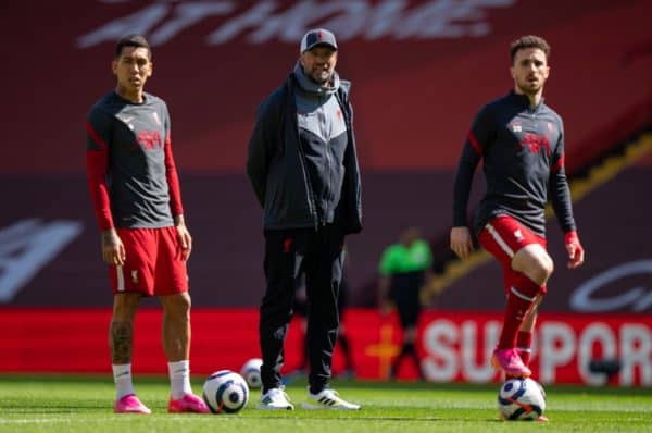 LIVERPOOL, ENGLAND - Saturday, April 24, 2021: Liverpool's manager Jürgen Klopp (C) with Roberto Firmino (L) and Diogo Jota (R) during the pre-match warm-up before the FA Premier League match between Liverpool FC and Newcastle United FC at Anfield. (Pic by David Rawcliffe/Propaganda)