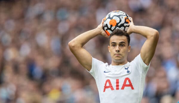 LONDYN, ANGLIA – niedziela 15 sierpnia 2021: Sergio Reguilon z Tottenhamu Hotspur otrzymał rzut z autu podczas meczu Premier League pomiędzy Tottenhamem Hotspur i Manchesterem City na stadionie Tottenham Hotspur.  (fot. David Rawcliffe/reklama)