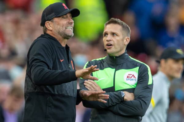 LIVERPOOL, ENGLAND – Samstag, 28. August 2021: Liverpools Manager Jürgen Klopp spricht mit dem vierten Offiziellen Craig Pawson während des FA Premier League-Spiels zwischen Liverpool FC und Chelsea FC in Anfield.  (Bild von David Rawcliffe/Propaganda)