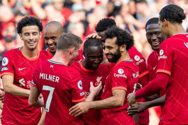 LIVERPOOL, INGLATERRA - Sábado, 18 de septiembre de 2021: Naby Keita (C) de Liverpool celebra con sus compañeros de equipo después de marcar el tercer gol durante el partido de la FA Premier League entre Liverpool FC y Crystal Palace FC en Anfield.  Liverpool ganó 3-0.  (Foto de David Rawcliffe/Propaganda)