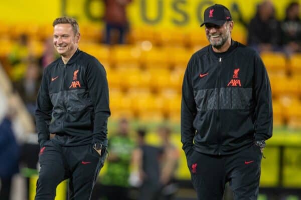 NORWICH, ENGLAND - Tuesday, September 21, 2021: Liverpool's first-team development coach Pepijn Lijnders (L) and manager Jürgen Klopp during the pre-match warm-up before the Football League Cup 3rd Round match between Norwich City FC and Liverpool FC at Carrow Road. Liverpool won 3-0. (Pic by David Rawcliffe/Propaganda)