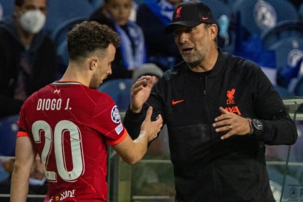 PORTO, PORTUGAL - Tuesday, September 28, 2021: Liverpool's Diogo Jota shakes hands with manager Jürgen Klopp as he is substituted during the UEFA Champions League Group B Matchday 2 game between FC Porto and Liverpool FC at the Estádio do Dragão. Liverpool won 5-1. (Pic by David Rawcliffe/Propaganda)