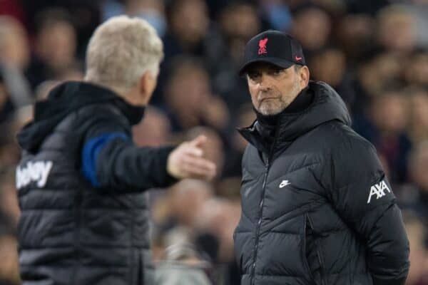 LONDON, ENGLAND - Sunday, November 7, 2021: Liverpool's manager Jürgen Klopp (C) looks on as West Ham United's manager David Moyes complains to the fourth official Andre Marriner during the FA Premier League match between West Ham United FC and Liverpool FC at the London Stadium. West Ham United won 3-2. (Pic by David Rawcliffe/Propaganda)