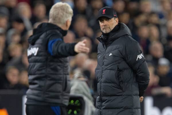 LONDON, ENGLAND - Sunday, November 7, 2021: Liverpool's manager Jürgen Klopp (C) looks on as West Ham United's manager David Moyes complains to the fourth official Andre Marriner during the FA Premier League match between West Ham United FC and Liverpool FC at the London Stadium. West Ham United won 3-2. (Pic by David Rawcliffe/Propaganda)