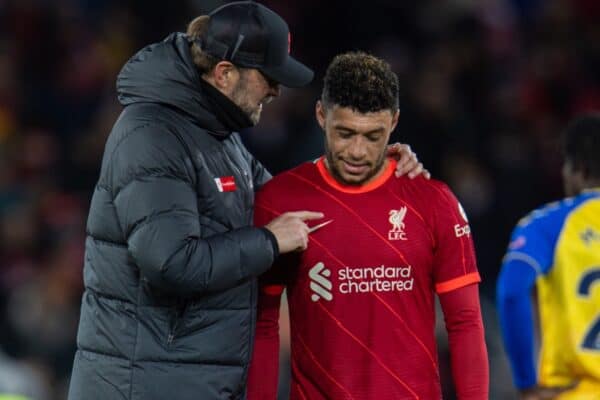 LIVERPOOL, ENGLAND - Saturday, November 27, 2021: Liverpool's manager Jürgen Klopp (L) speaks with Alex Oxlade-Chamberlain after the FA Premier League match between Liverpool FC and Southampton FC at Anfield. (Pic by David Rawcliffe/Propaganda)