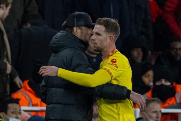 LONDON, ENGLAND - Thursday, January 20, 2022: Liverpool's captain Jordan Henderson shakes hands with manager Jurgen Klopp as he is substituted during the Football League Cup Semi-Final 2nd Leg match between Arsenal FC and Liverpool FC at the Emirates Stadium. Liverpool won 2-0, 2-0 on aggregate. (Pic by David Rawcliffe/Propaganda)