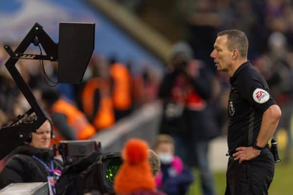 LONDON, ENGLAND - Sunday, January 23, 2022: Referee Kevin Friend consults the VAR monitor before awarding Liverpool a penalty in the 89th minute during the FA Premier League match between Crystal Palace FC and Liverpool FC at Selhurst Park. Liverpool won 3-1. (Pic by David Rawcliffe/Propaganda)