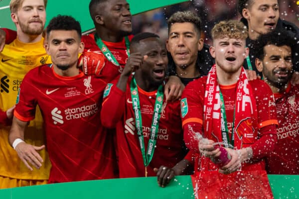 LONDON, ENGLAND - Sunday, February 27, 2022: Liverpool's captain Jordan Henderson and team-mates celebrate with the trophy after during the Football League Cup Final match between Chelsea FC and Liverpool FC at Wembley Stadium. Liverpool won 11-10 on penalties after a goal-less draw. goalkeeper Caoimhin Kelleher, Luis Díaz, Ibrahima Konaté, Naby Keita, Roberto Firmino, Harvey Elliott, Rhys Williams, Mohamed Salah, captain Jordan Henderson, Kostas Tsimikas, Joel Matip, goalkeeper Adrián San Miguel del Castillo, Divock Origi. (Pic by David Rawcliffe/Propaganda)