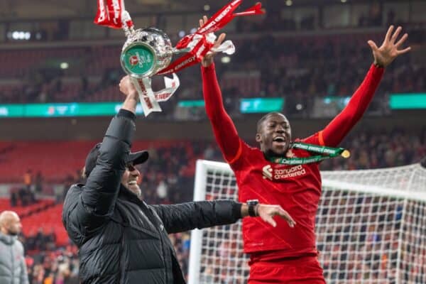 LONDON, ENGLAND - Sunday, February 27, 2022: Liverpool's manager Jürgen Klopp celebrates with the trophy after the Football League Cup Final match between Chelsea FC and Liverpool FC at Wembley Stadium. Liverpool won 11-10 on penalties after a goal-less draw. (Pic by David Rawcliffe/Propaganda)