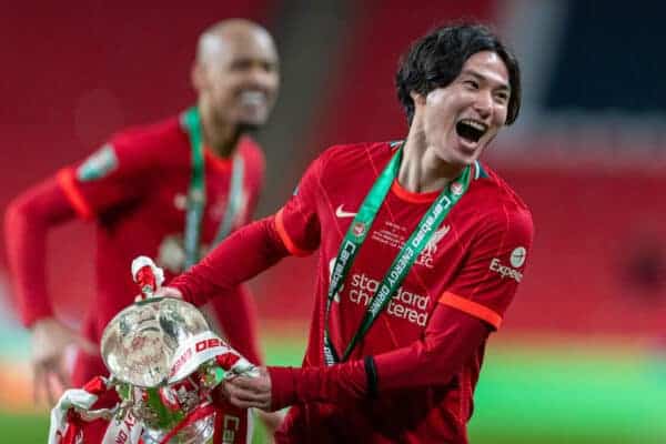 LONDON, INGGRIS - Minggu 27 Februari 2022: Pemain Liverpool Takumi Minamino merayakan dengan trofi setelah pertandingan Final Piala Liga antara Chelsea FC dan Liverpool FC di Stadion Wembley.  Liverpool menang adu penalti 11-10 setelah bermain imbang tanpa gol.  (Gambar oleh David Rawcliffe/Propaganda)